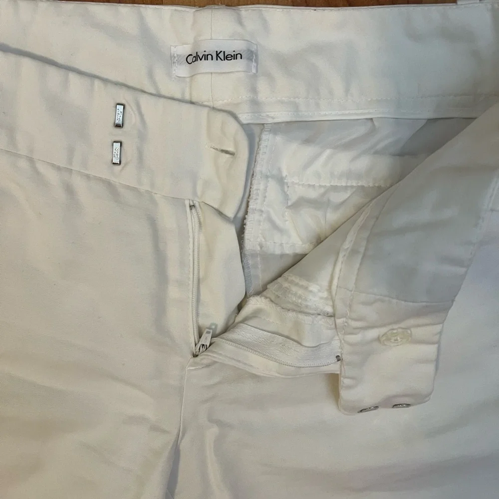 Calvin Klein 9” Bermuda shorts white cotton sz 2 functional back pockets